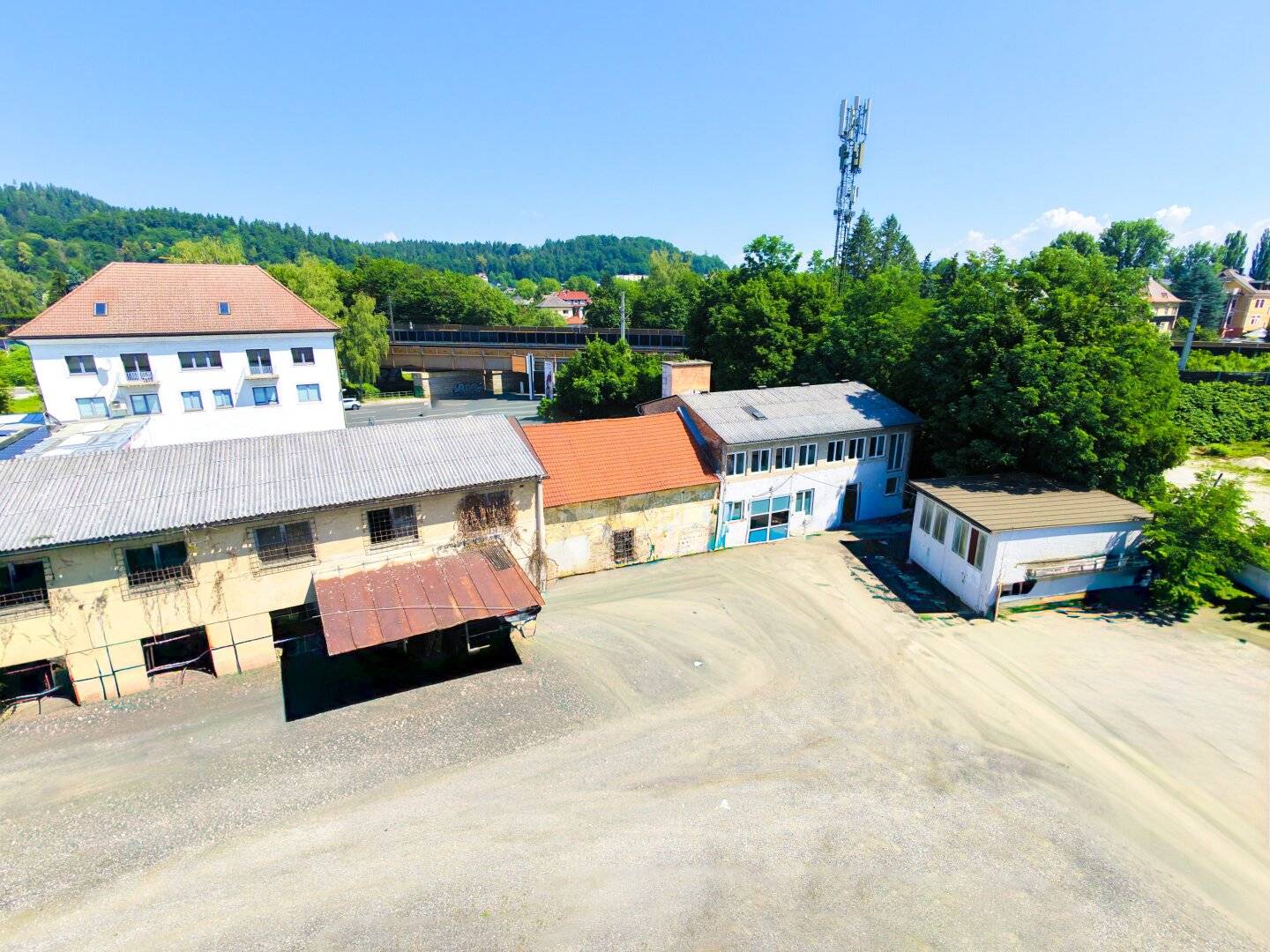 Flexible storage space in convenient west location