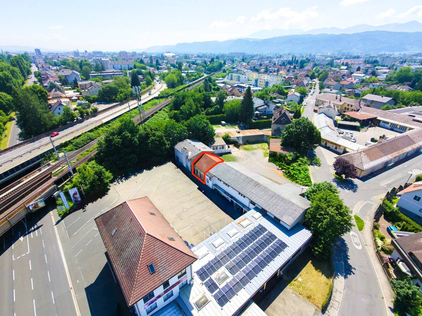 Flexible storage space in convenient west location