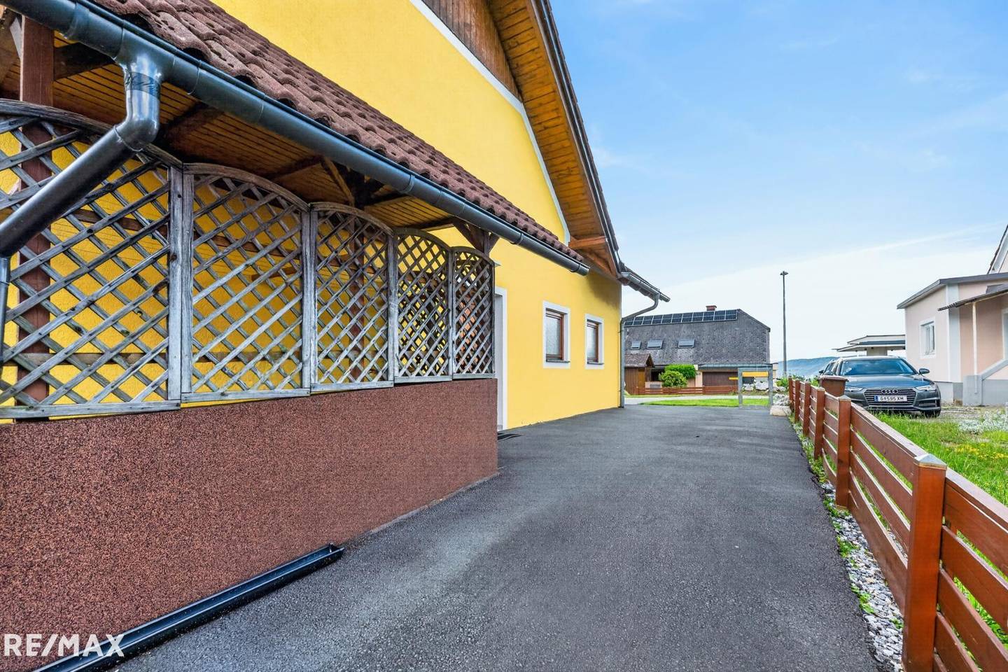 Einfamilienhaus mit Wintergarten und Balkonen in sonniger Bestlage
