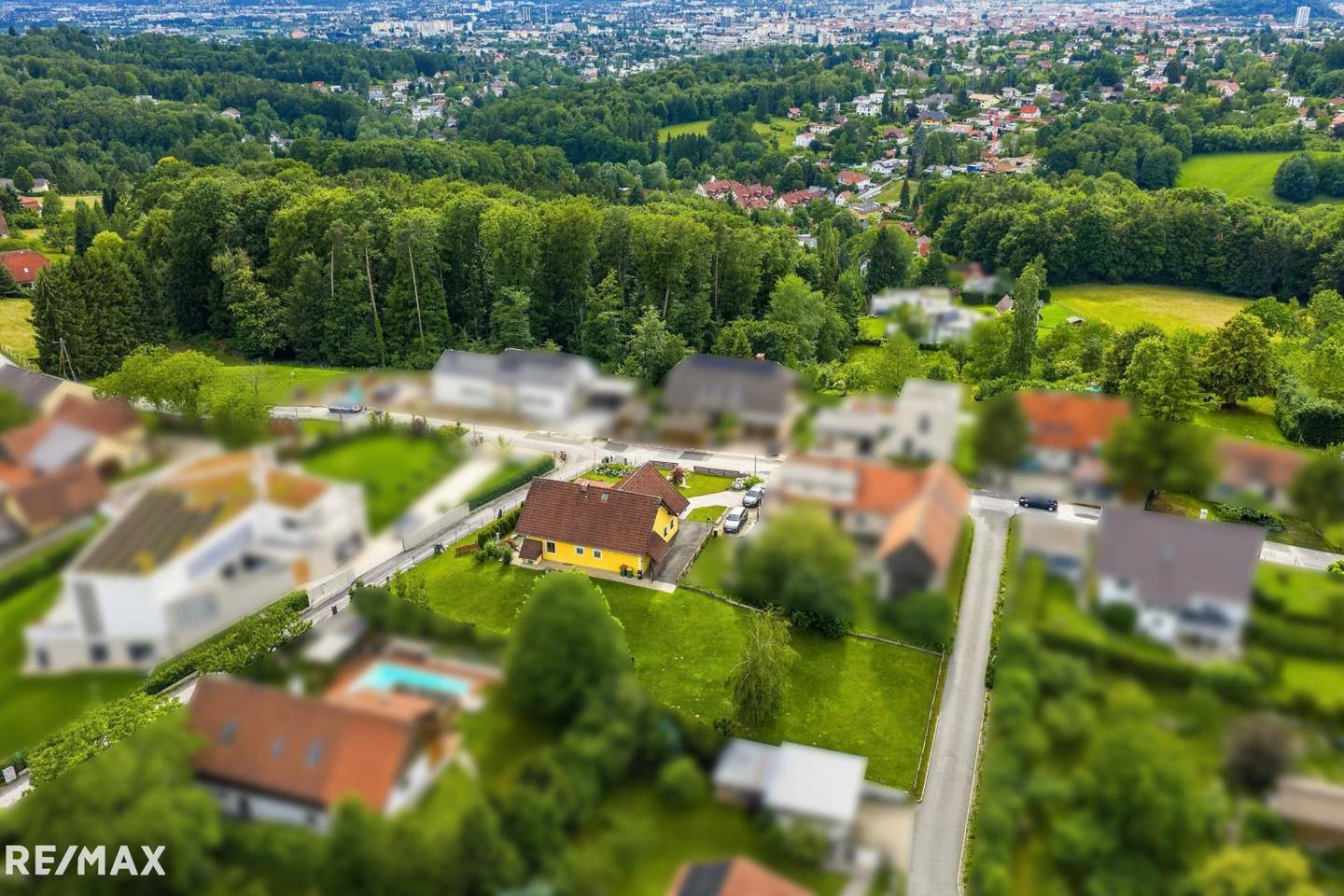 Einfamilienhaus mit Wintergarten und Balkonen in sonniger Bestlage