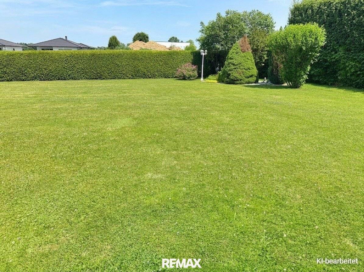 Building plot with swimming pool in quiet residential location