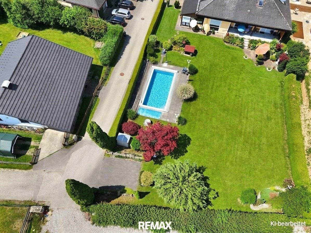 Building plot with swimming pool in quiet residential location