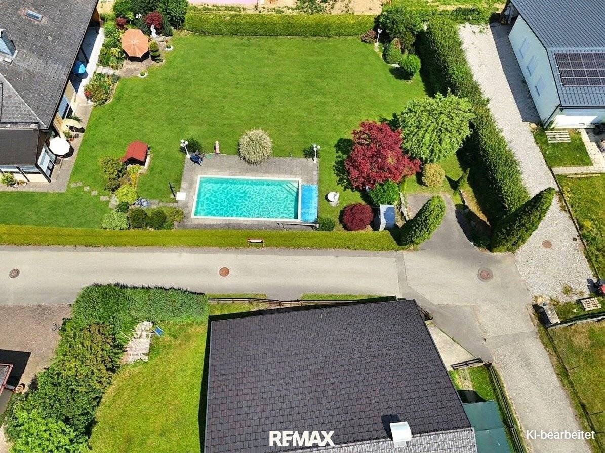 Building plot with swimming pool in quiet residential location