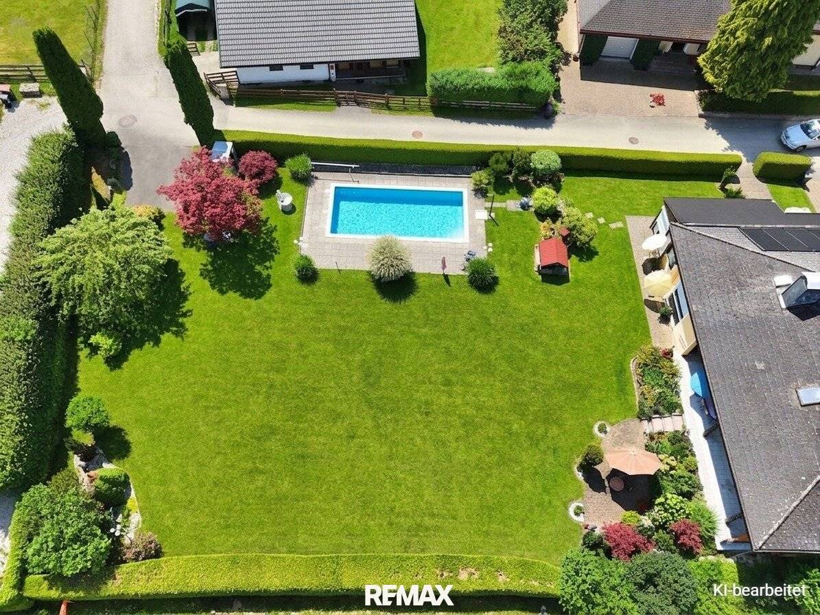 Building plot with swimming pool in quiet residential location