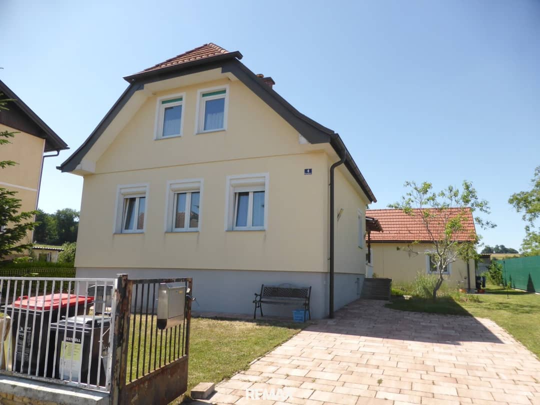 Zweifamilienhaus mit Terrassen und Garten