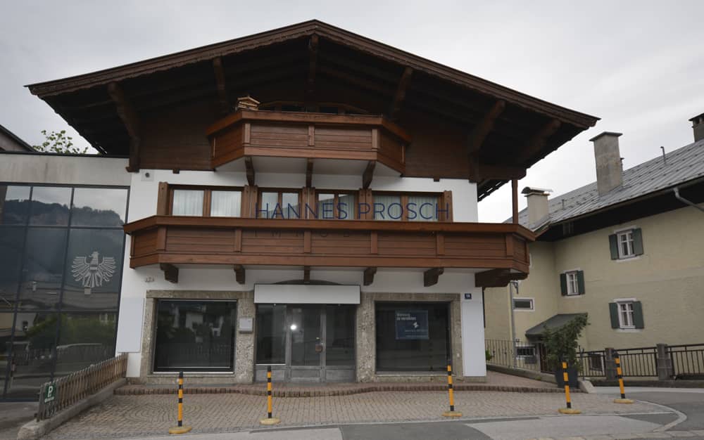 Commercial Space with Balcony and Parking in Central Location