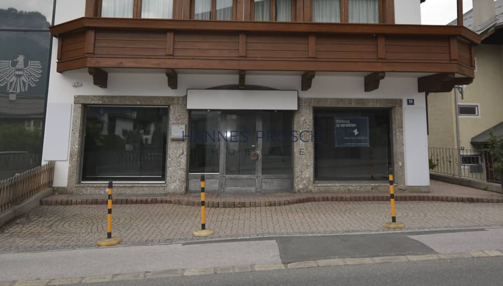 Commercial Space with Balcony and Parking in Central Location