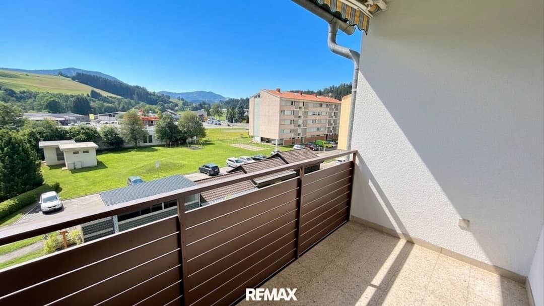 Helle Wohnung mit Loggia und Kachelofen in zentraler Lage
