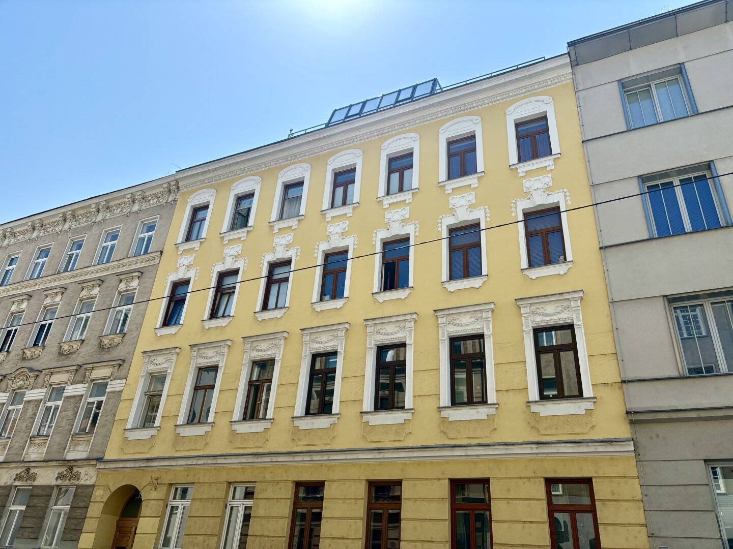 ZUM VERLIEBEN! - TRAUMHAFT SANIERTE 3-ZIMMER-WOHNUNG IM STILALTBAU, BALKON IN DEN LAUSCHIGEN INNENHOF MÖGLICH