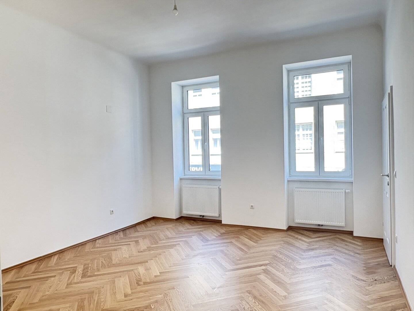 ZUM VERLIEBEN! - TRAUMHAFT SANIERTE 3-ZIMMER-WOHNUNG IM STILALTBAU, BALKON IN DEN LAUSCHIGEN INNENHOF MÖGLICH