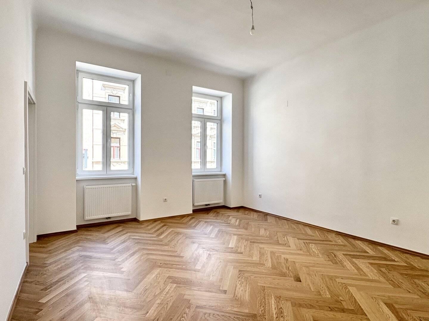 ZUM VERLIEBEN! - TRAUMHAFT SANIERTE 3-ZIMMER-WOHNUNG IM STILALTBAU, BALKON IN DEN LAUSCHIGEN INNENHOF MÖGLICH