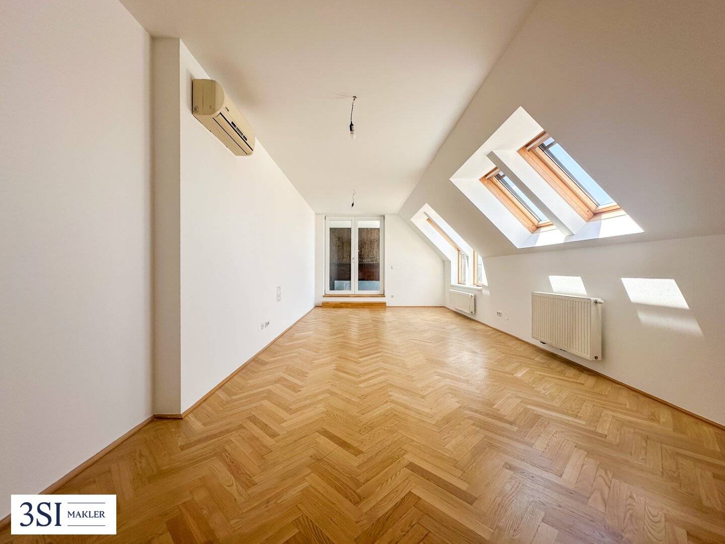 Bright penthouse apartment with spacious terrace and panoramic view