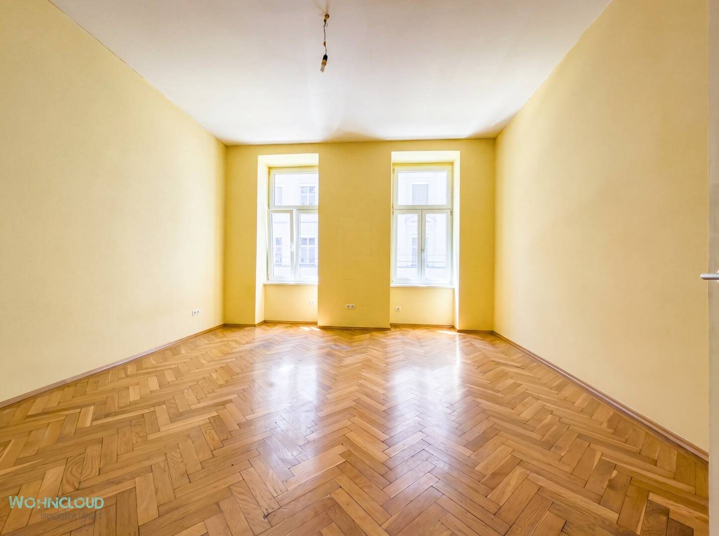 Renovated Altbau gem with parquet in Margareten