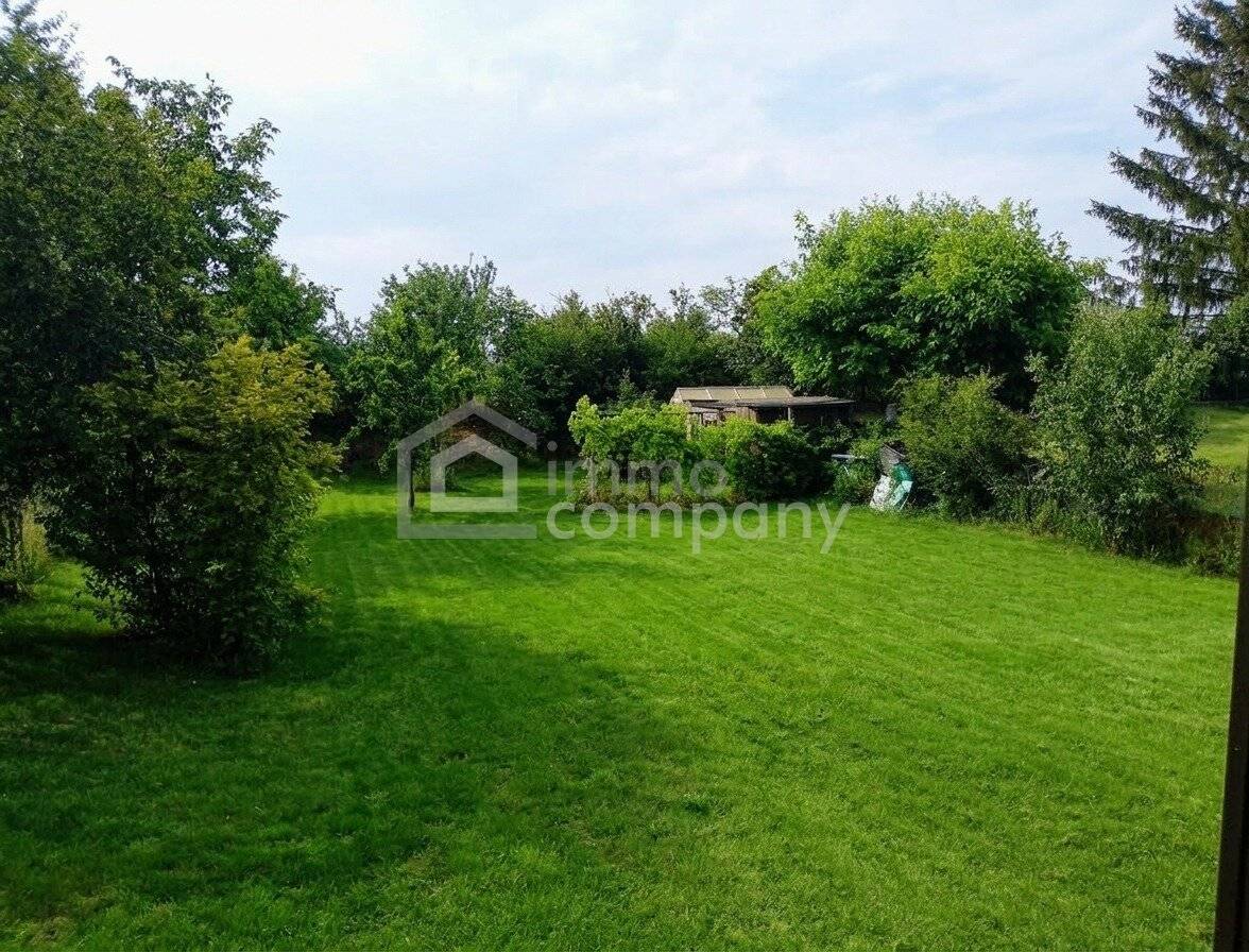 Gepflegtes Haus mit großem Garten und Terrasse