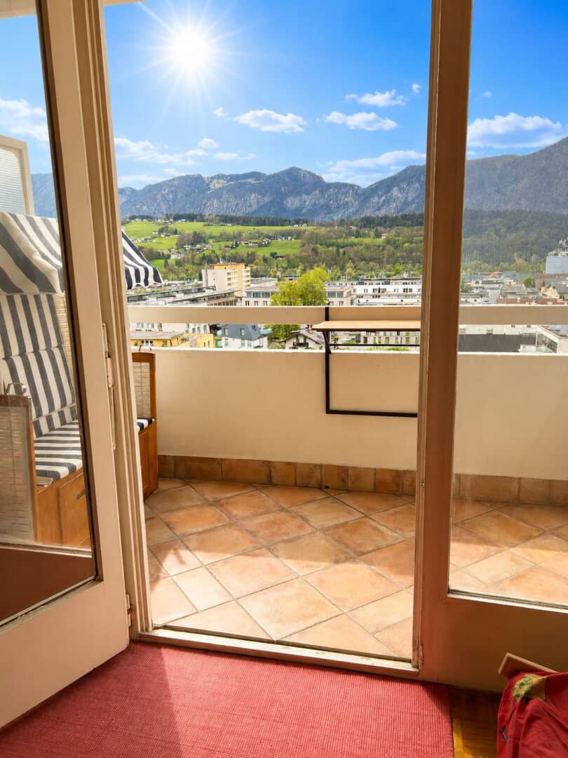 Helle Wohnung mit Balkon und Bergblick in zentraler Lage