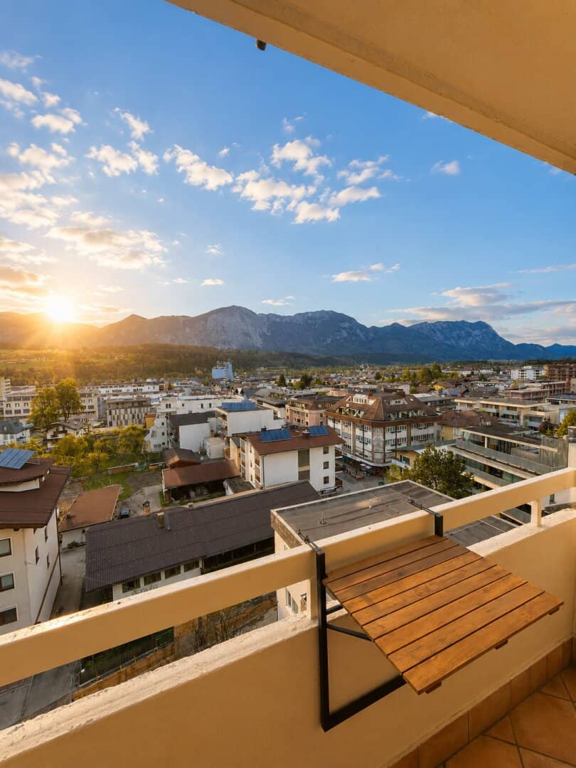 Helle Wohnung mit Balkon und Bergblick in zentraler Lage