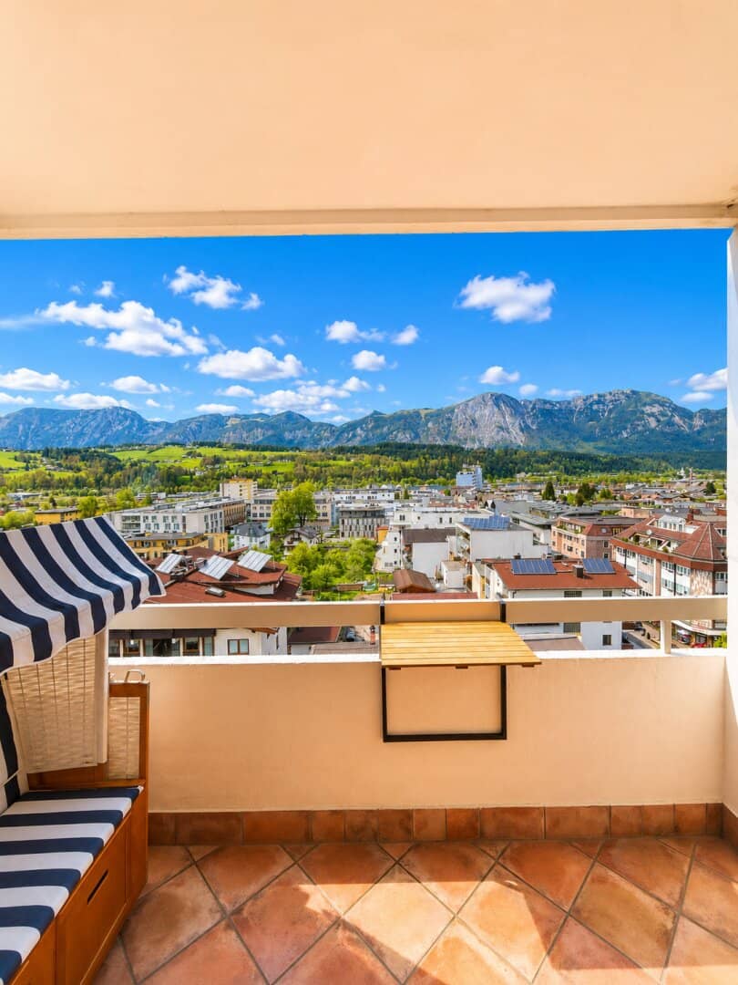 Helle Wohnung mit Balkon und Bergblick in zentraler Lage