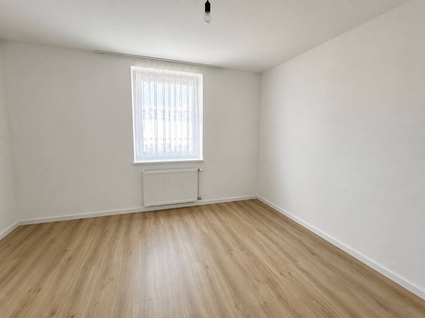 Erdgeschosswohnung mit Einbauküche und Kellerabteil