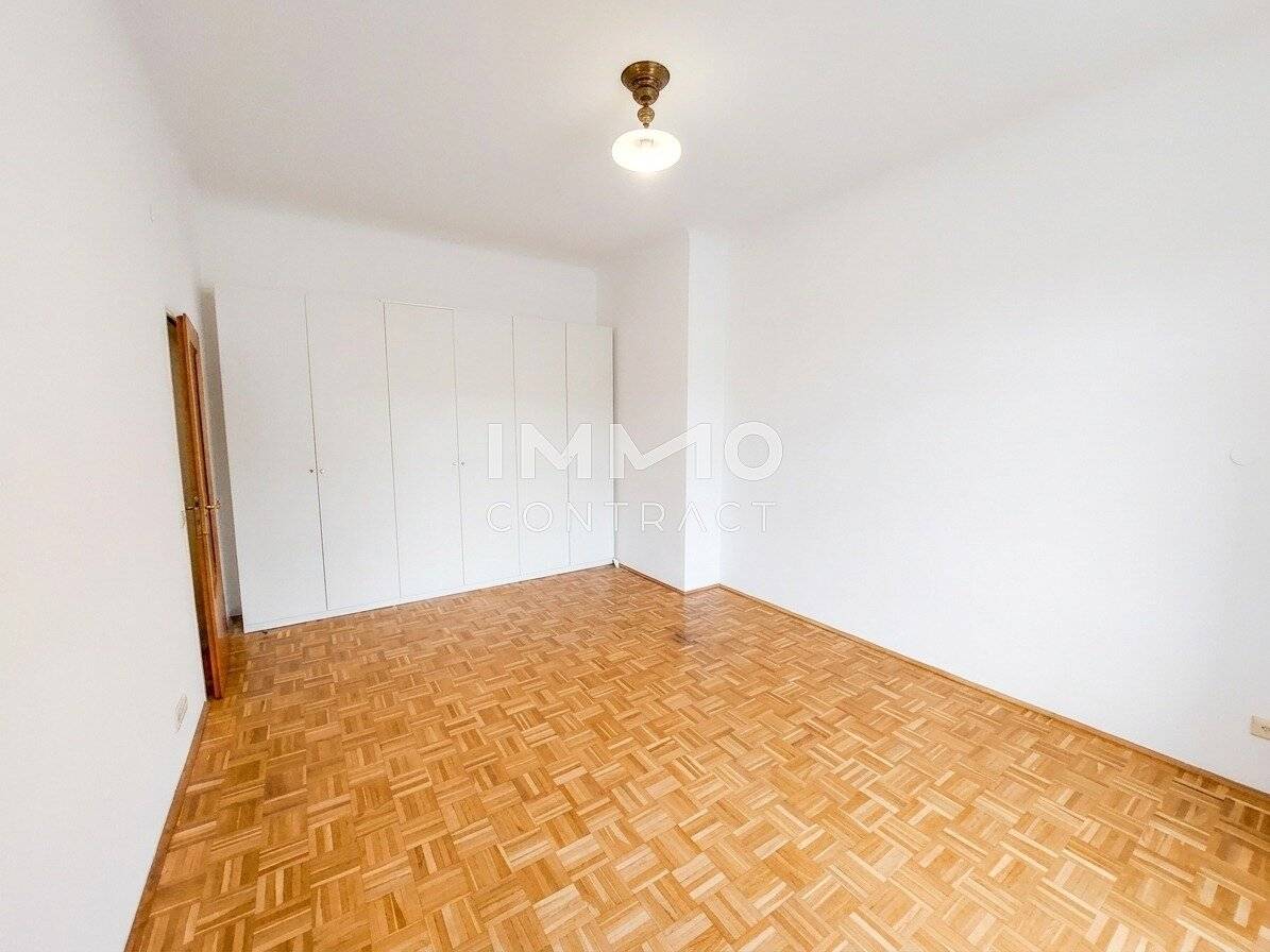 Hofseitige Altbauwohnung mit Parkett und Einbauküche