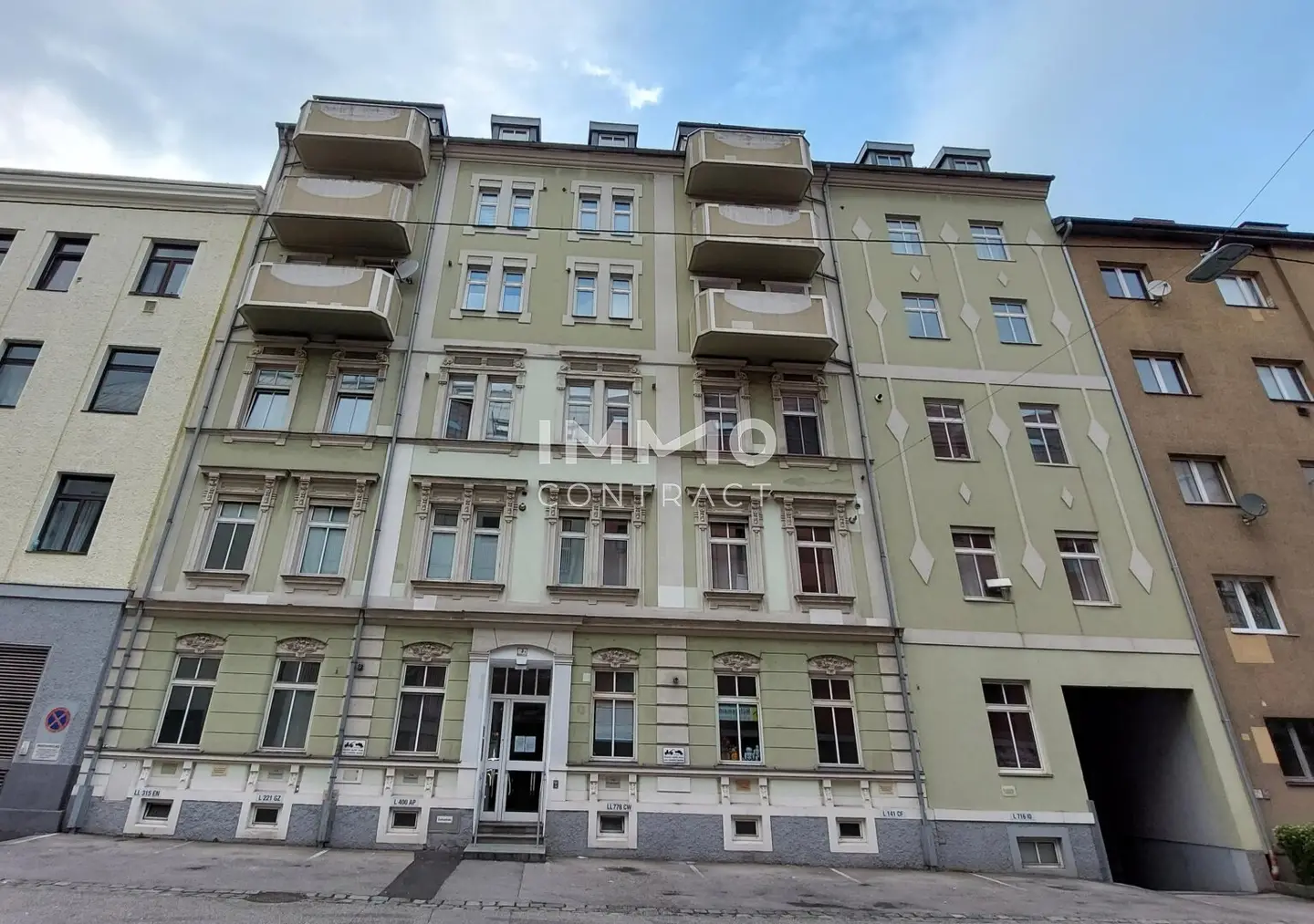 Courtyard-facing Altbau apartment with parquet and fitted kitchen