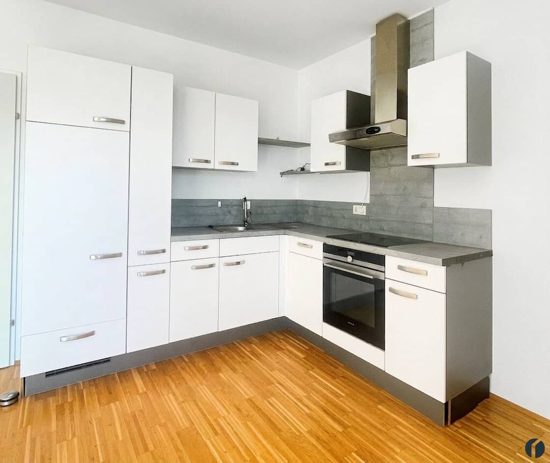 Helle Wohnung mit Balkon und offener Küche in zentraler Lage