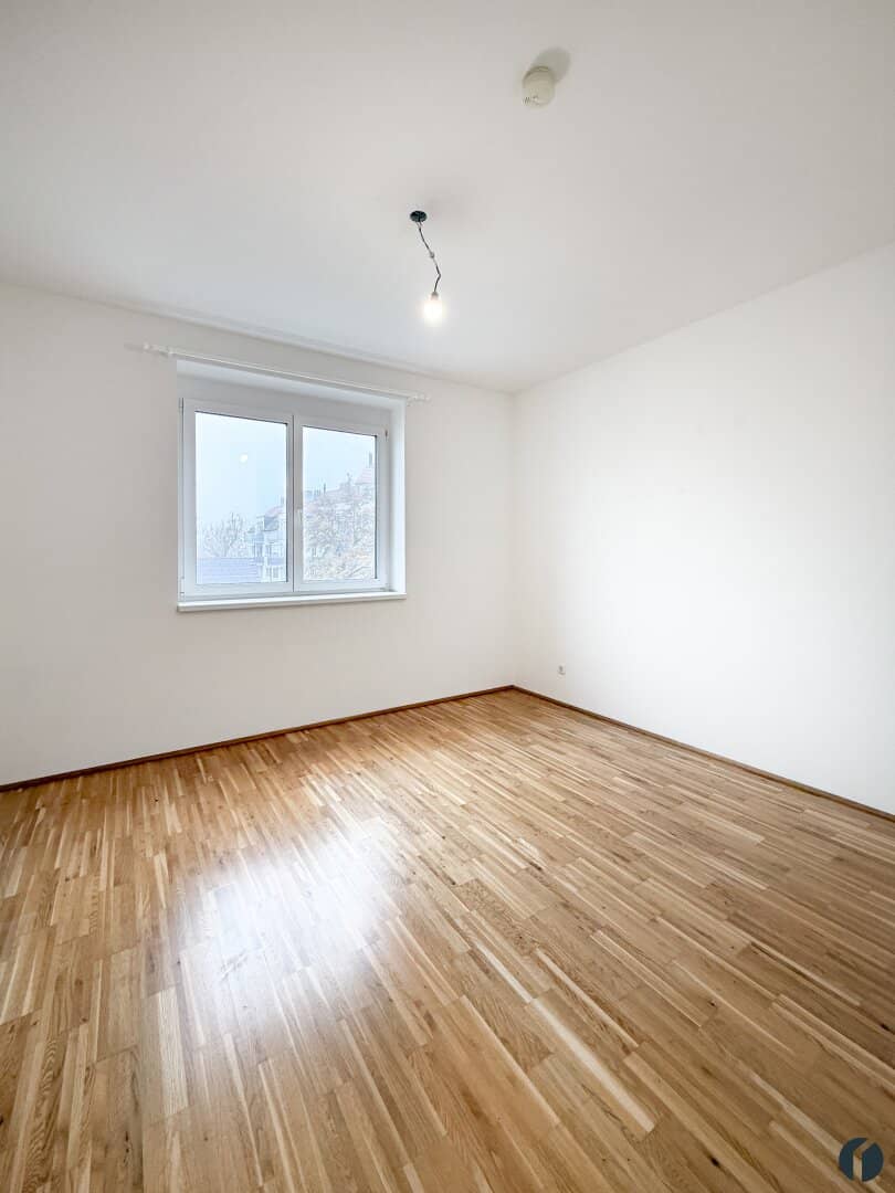 Bright apartment with balcony and open kitchen in central location