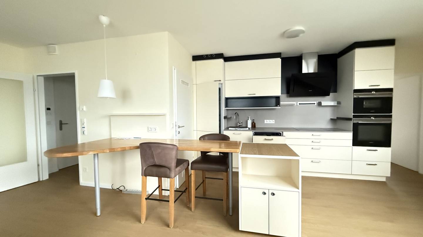 Skytower: 2-room with glazed loggia on 76 m2 living area plus optional parking space (currently rented)