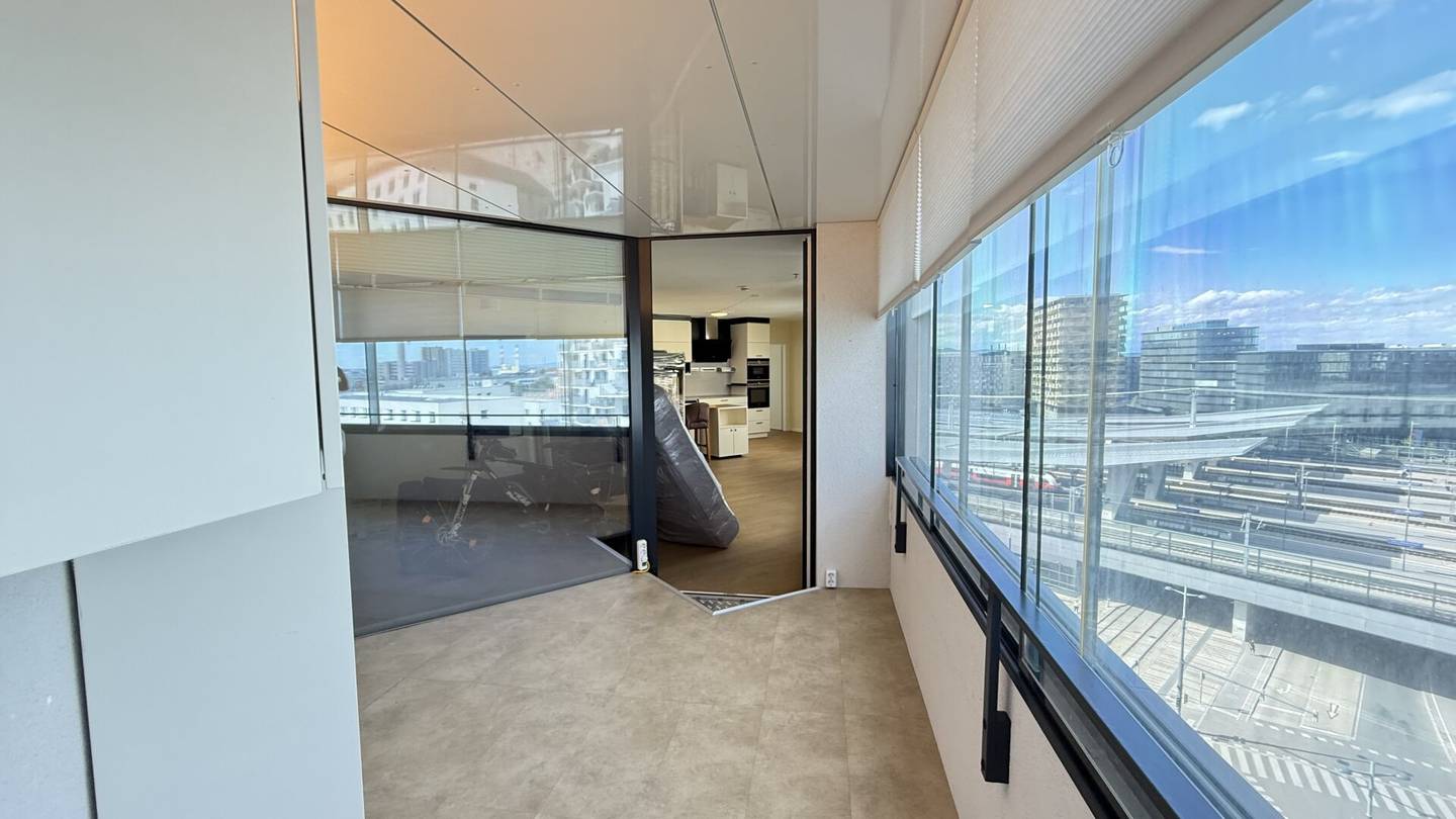Skytower: 2-room with glazed loggia on 76 m2 living area plus optional parking space (currently rented)