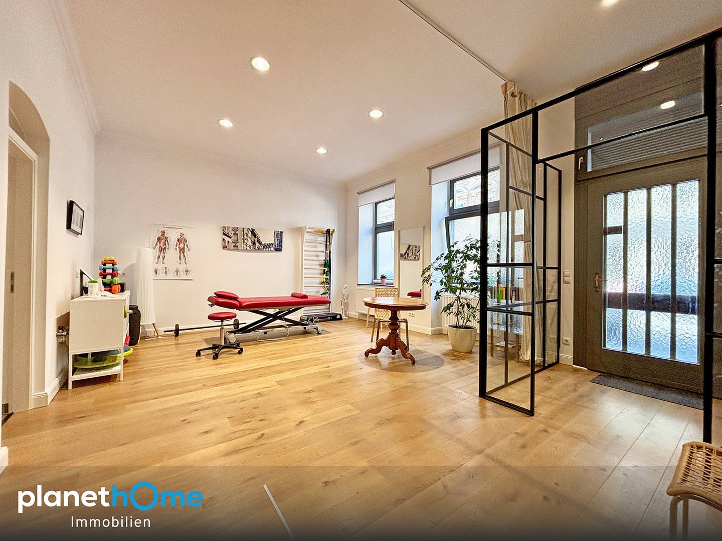 Stylish ground floor apartment with lightwell and high ceilings