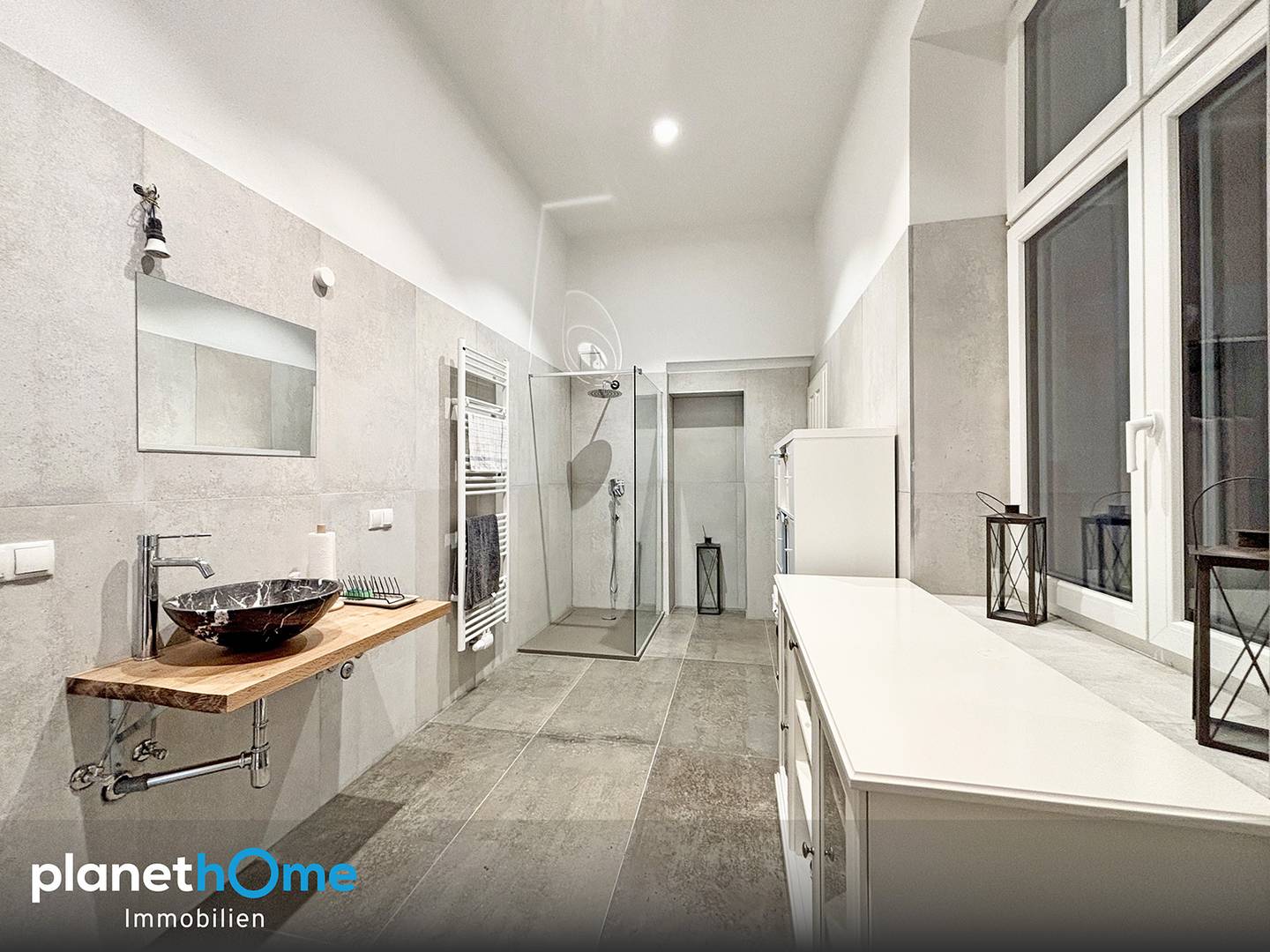 Stylish ground floor apartment with lightwell and high ceilings