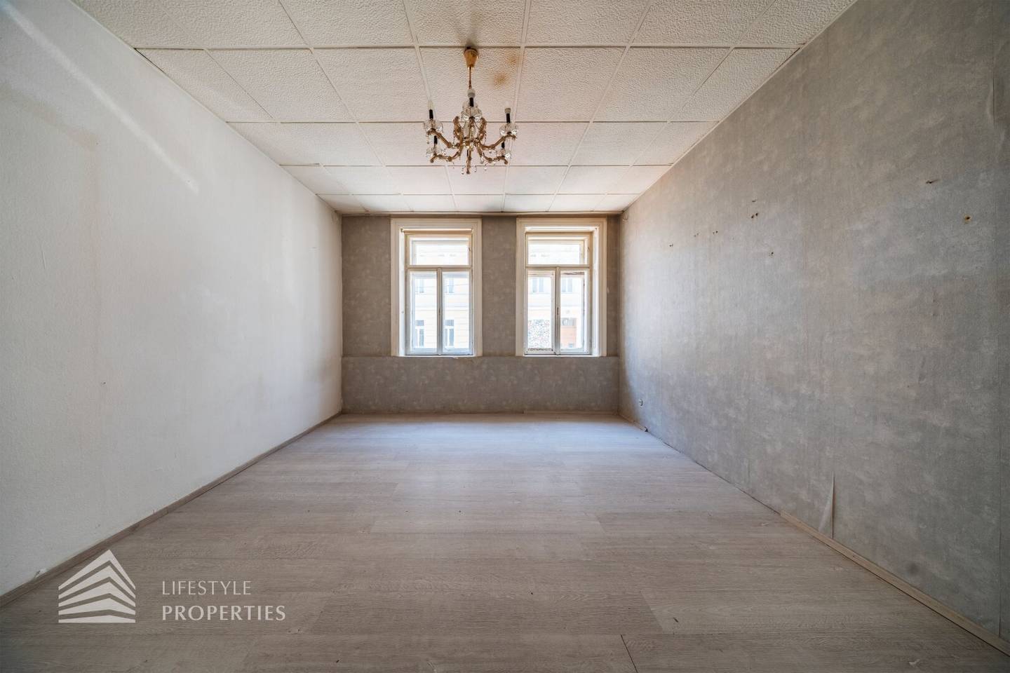 Renovation-Ready Altbau Apartment Near Meiselmarkt