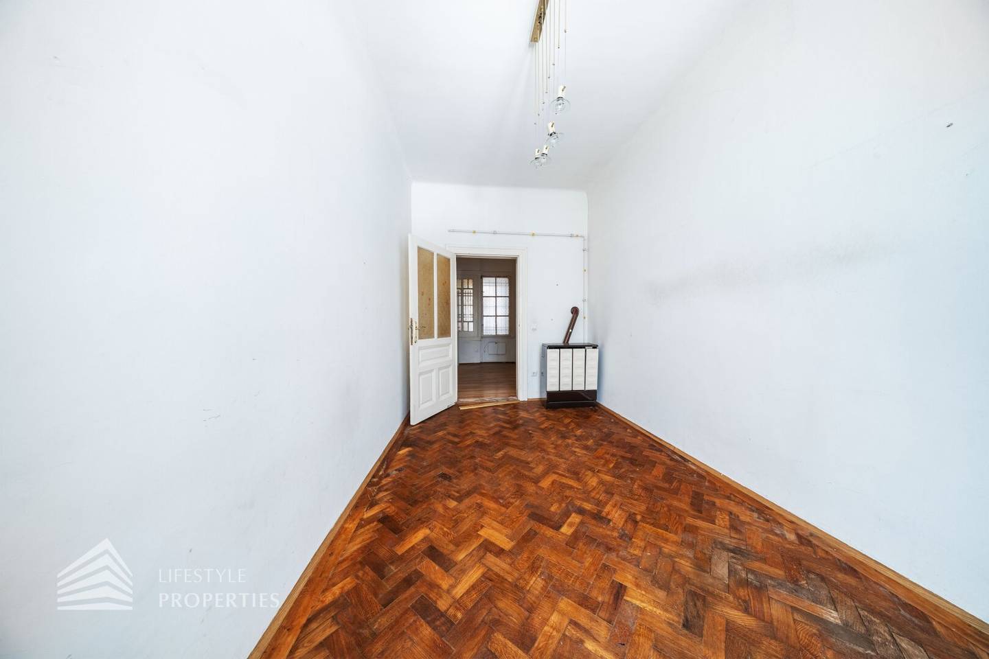 Helle Altbauwohnung mit Parkett und Fliesen im Hochparterre