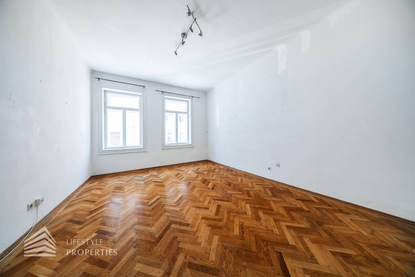 Helle Altbauwohnung mit Parkett und Fliesen im Hochparterre