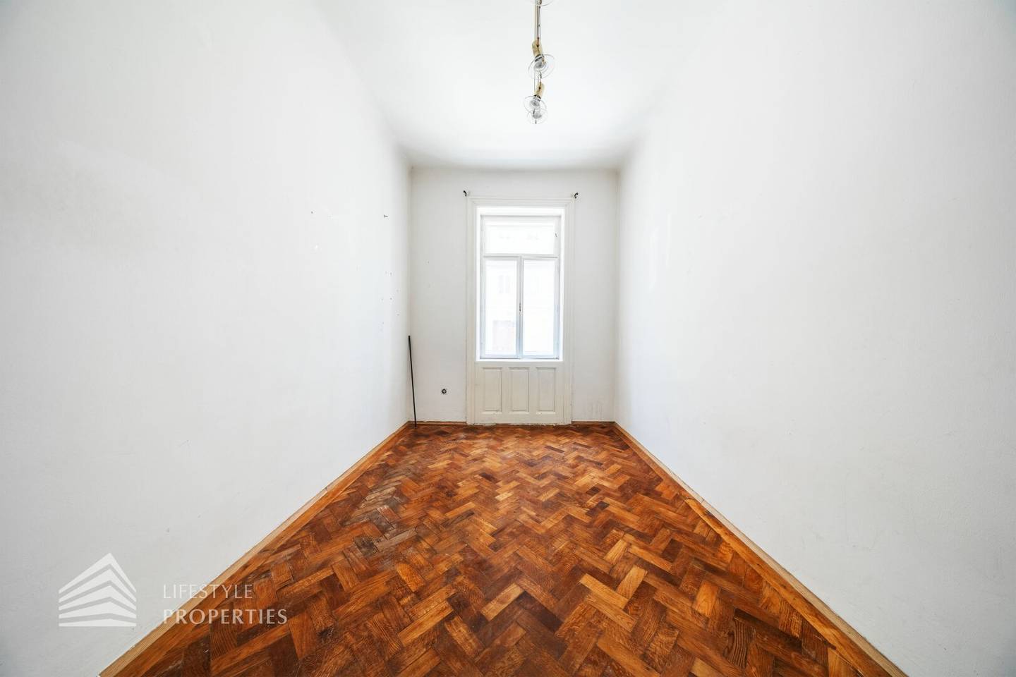 Helle Altbauwohnung mit Parkett und Fliesen im Hochparterre
