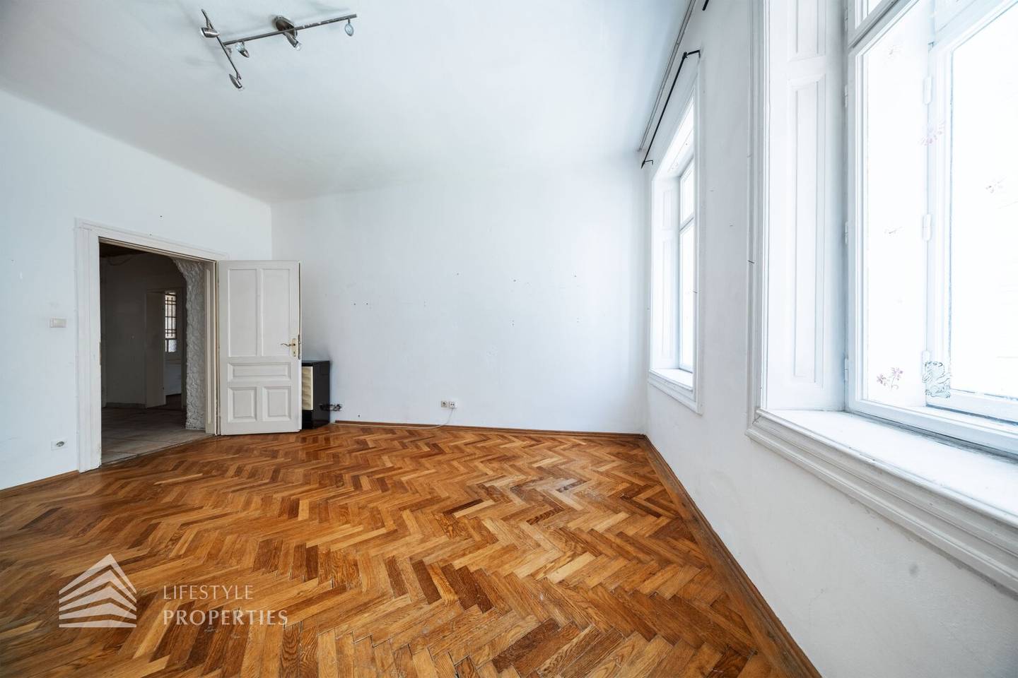 Helle Altbauwohnung mit Parkett und Fliesen im Hochparterre