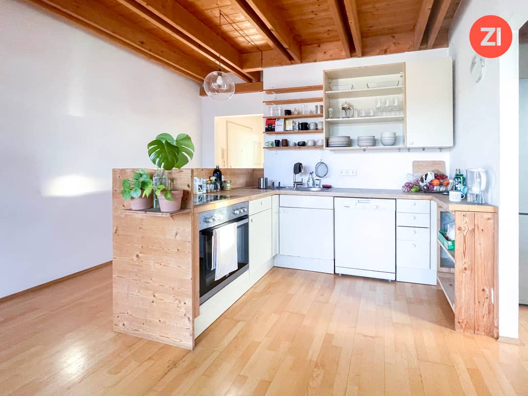Helle Dachgeschosswohnung mit Terrasse und Lift