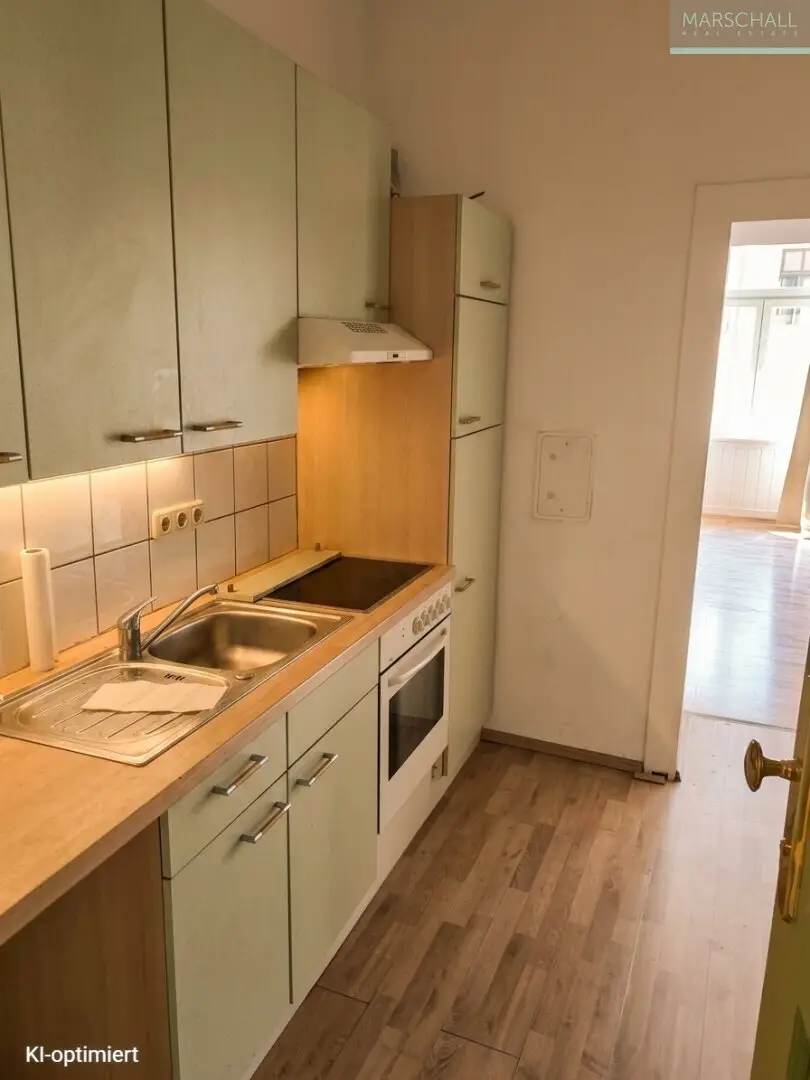 Well-maintained Altbau apartment with elevator and parquet floors