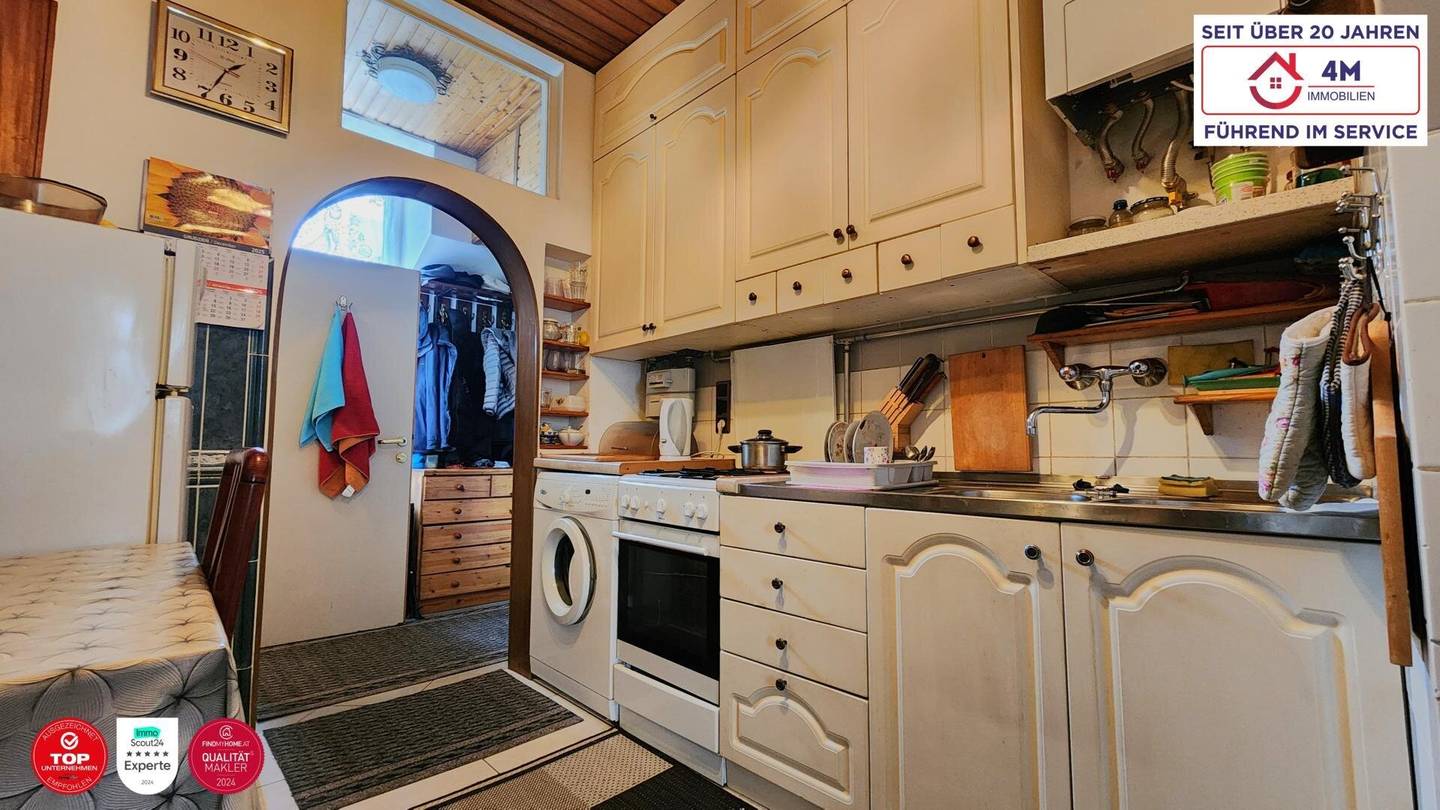 Well-maintained Altbau apartment with flexible handover near U1