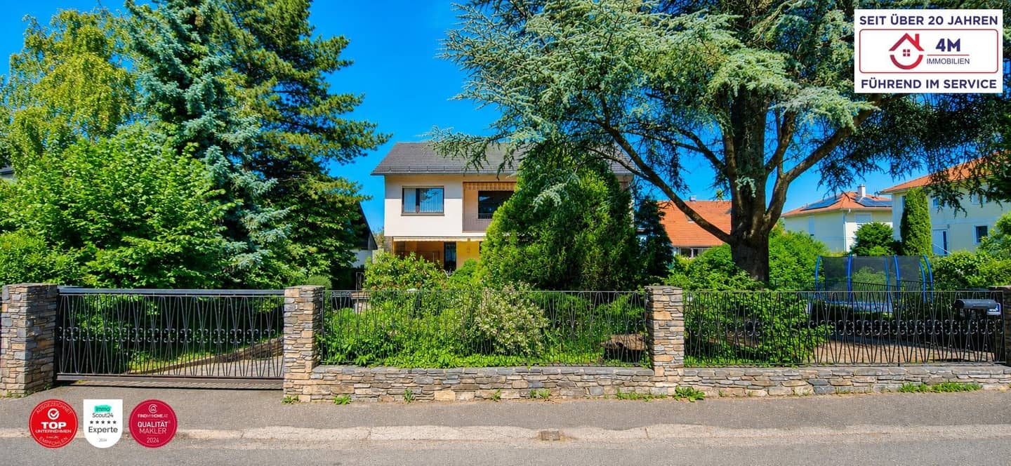 Architektenvilla mit Pool und Terrassen in Grünlage am Laaer Berg