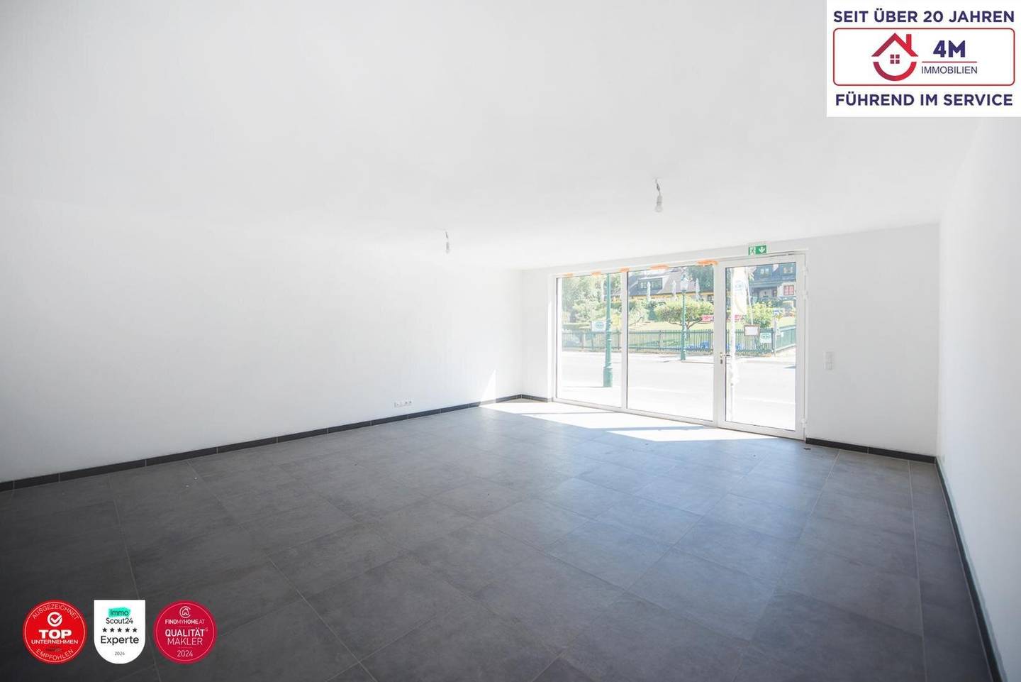 Büro im Neubau mit großen Fenstern