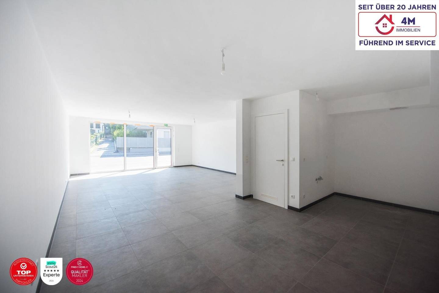 Büro im Neubau mit großen Fenstern