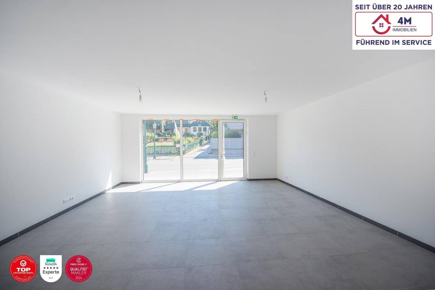 Büro im Neubau mit großen Fenstern