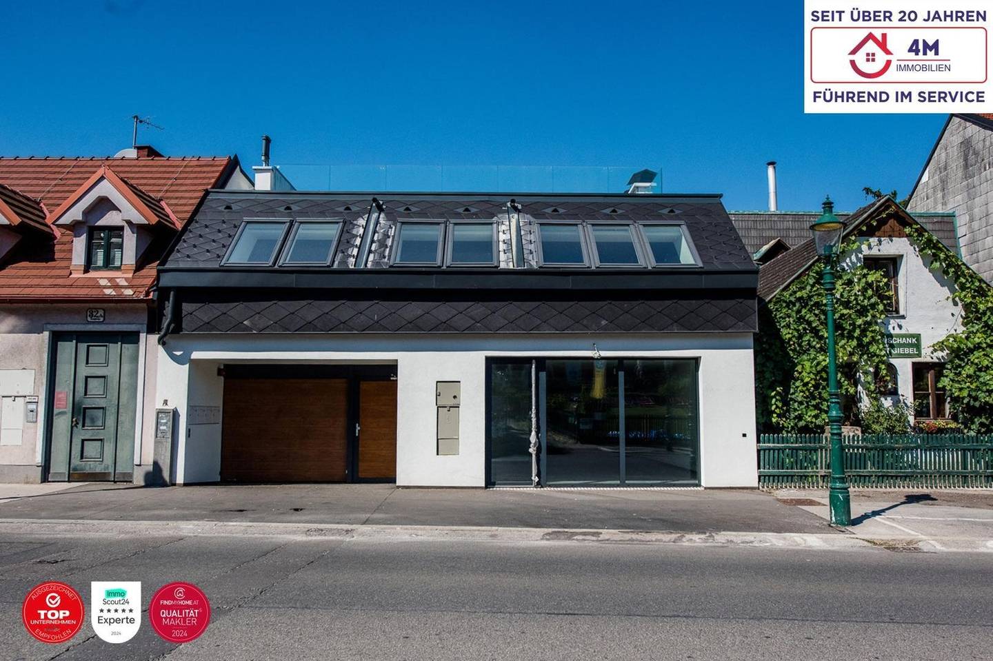 Büro im Neubau mit großen Fenstern