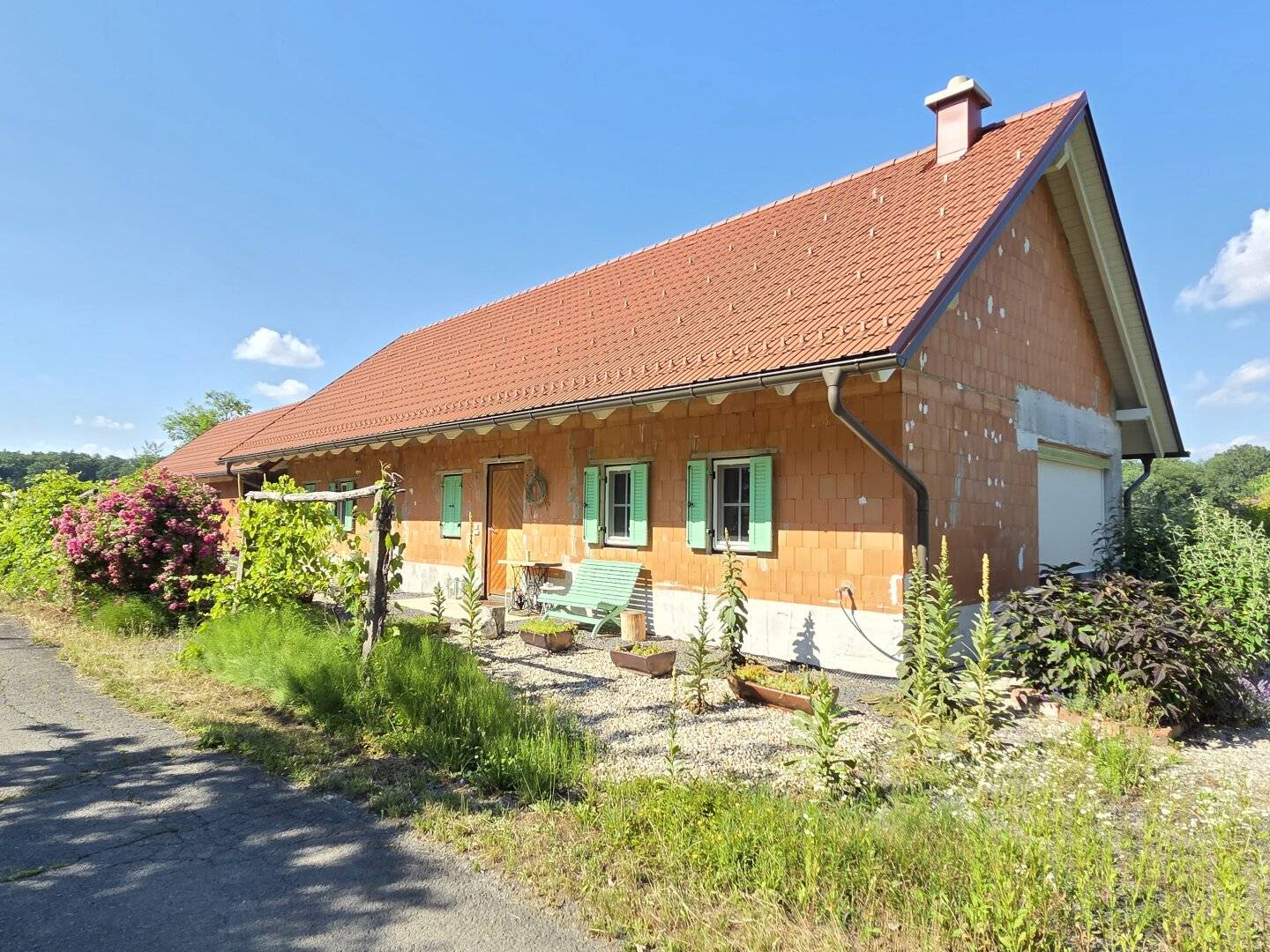 Modernes Landhaus mit Garten und Garage in sonniger Sackgassenlage