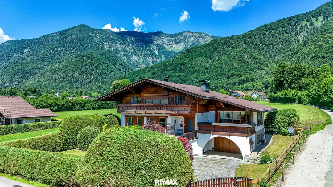 Einfamilienhaus mit Terrasse Balkon und Garage in sonniger Lage