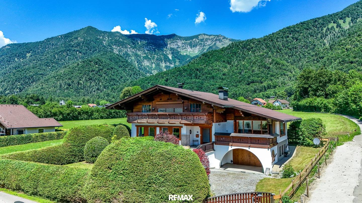 Einfamilienhaus mit Terrasse Balkon und Garage in sonniger Lage