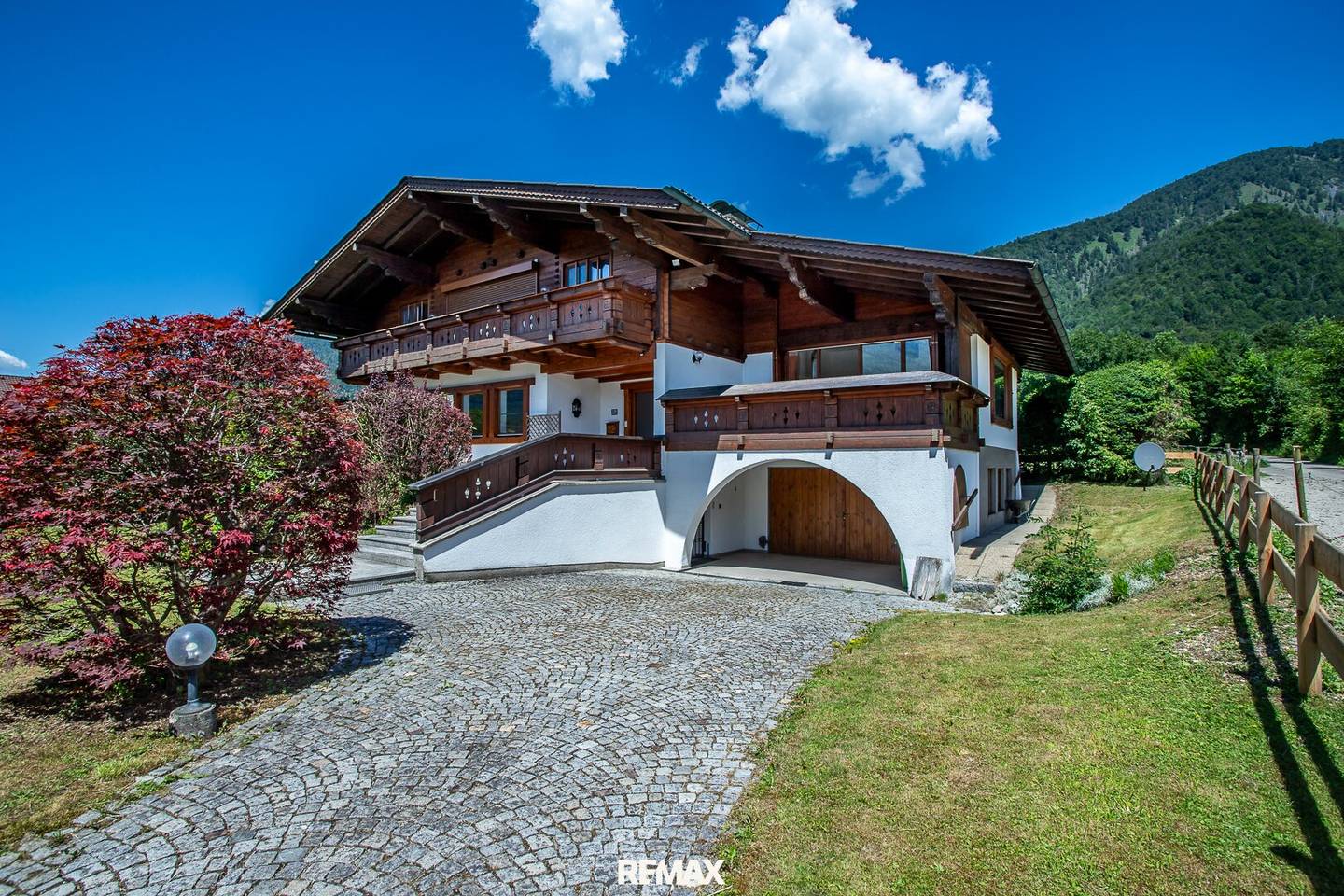 Einfamilienhaus mit Terrasse Balkon und Garage in sonniger Lage