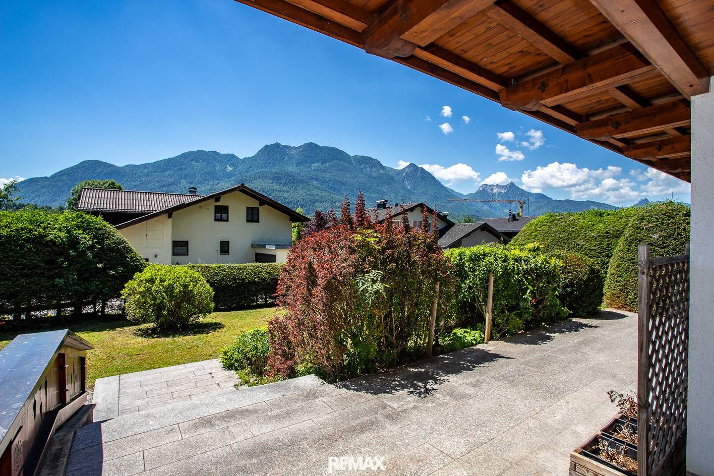 Einfamilienhaus mit Terrasse Balkon und Garage in sonniger Lage