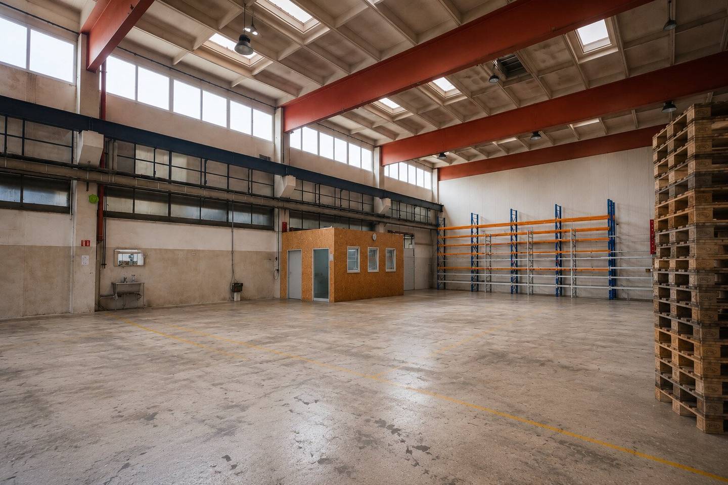 Spacious warehouse with crane and photovoltaic system near the A1