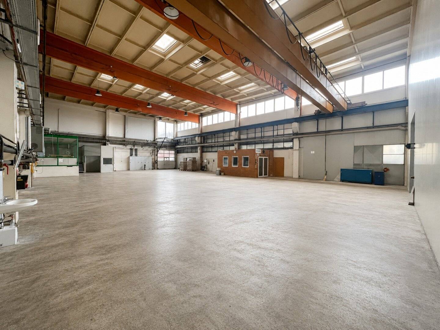 Spacious warehouse with crane and photovoltaic system near the A1